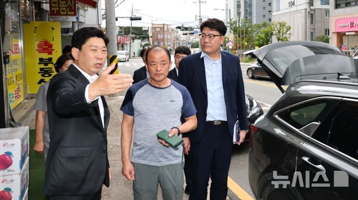 [포항=뉴시스] 박용선 포항시장이 10일 점심시간 주정차 단속 유예 확대와 관련해 전통 시장인 양학시장을 찾아 현황 점검 모습. 2026.08.10. photo@newsis.com