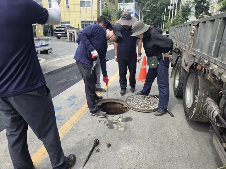 [창원=뉴시스]함안일반산단 하천 오염 의혹 합동점검.(사진=함안군 제공) 2026.08.10.photo@newsis.com *재판매 및 DB 금지