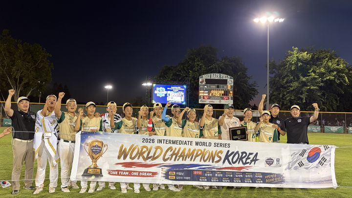[서울=뉴시스] 세계리틀야구 인터미디어트 월드시리즈 챔피언십에서 우승한 한국 13세 이하(U-13) 리틀야구 대표팀 (사진=한국리틀야구연맹 제공) 2026.08.10. *재판매 및 DB 금지