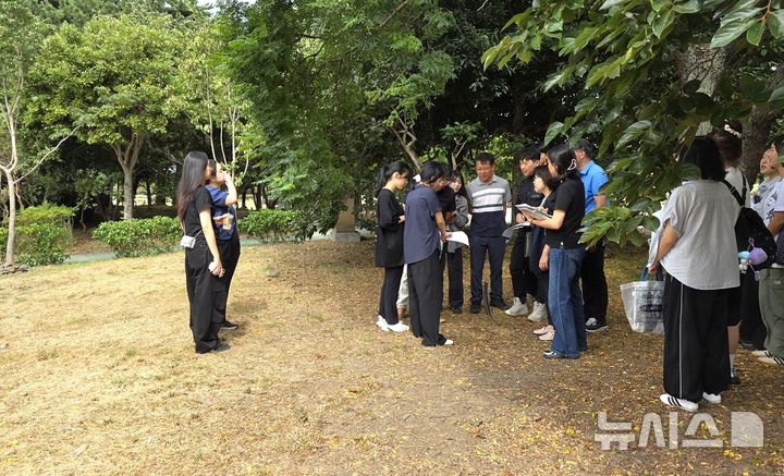 [제주=뉴시스] 임재영 기자 = 지난 7일 제주시 도남동 시민복지타운에서 정원드림프로젝트에 참여하는 대학생과 지도교수, 제주도 관계자 등이 정원 조성 대상지를 둘러보며 설계와 식재 방향 등을 논의하고 있다. 2026.08.11. ijy788@newsis.com