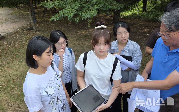[제주=뉴시스] 임재영 기자 = 지난 7일 제주시 도남동 시민복지타운에서 정원드림프로젝트에 참여하는 대학생과 지도교수, 제주도 관계자 등이 정원 조성 대상지를 둘러보며 설계와 식재 방향 등을 논의하고 있다. 2026.08.11. ijy788@newsis.com