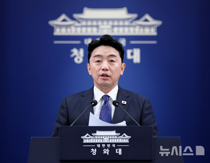 [서울=뉴시스] 조성봉 기자 = 강훈식 비서실장이 10일 청와대에서 메가프로젝트 2차 민관합동 점검회의 결과 브리핑을 하고 있다. (청와대통신사진기자단) 2026.08.10. suncho21@newsis.com