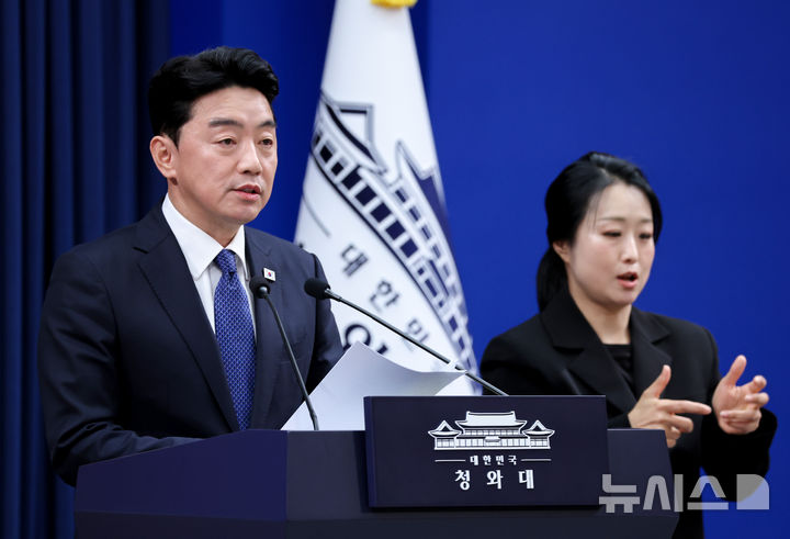 [서울=뉴시스] 조성봉 기자 = 강훈식 비서실장이 10일 청와대에서 메가프로젝트 2차 민관합동 점검회의 결과 브리핑을 하고 있다. (청와대통신사진기자단) 2026.08.10. suncho21@newsis.com