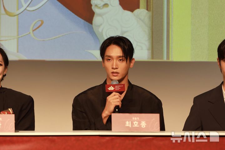 [서울=뉴시스]10일 서울 성북구 서울연극창작센터에서 열린 '2026 서울어텀페스타' 기자간담회에서 축제 홍보위원인 최호종 무용수 겸 안무가가 발언하고 있다. (사진=서울문화재단 제공)