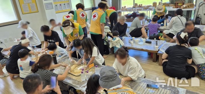[안양=뉴시스] 다문화 가족 대상 농촌 문화 체험 행사 참석자들이 다양한 체험을 하고 있다. (사진=안양시 제공).2026.08.11. photo@newsis.com