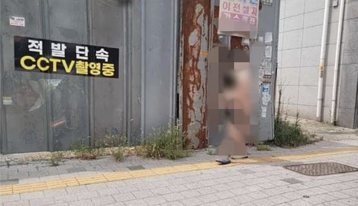 [대구=뉴시스] 10일 오후 2시30분께 대구 동구 신암동 한 거리에서 50대 남성이 나체로 활보하고 있다. (사진=온라인 커뮤니티 갈무리) 2026.08.10. photo@newsis.com *재판매 및 DB 금지
