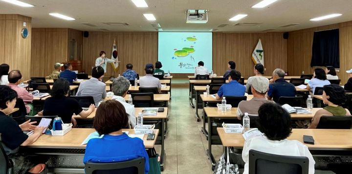 [제주=뉴시스] 서귀포시산림조합이 운영하는 정원아카데미 실내 이론교육. (사진=서귀포시산림조합 제공) photo@newsis.com *재판매 및 DB 금지