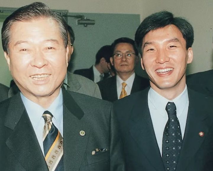 김민석 더불어민주당 당대표 후보가 10일 KBC 주관으로 진행된 TV토론에서 공개한 '인생한컷' 사진. (사진=KBC 공식 유튜브 채널 캡처) *재판매 및 DB 금지