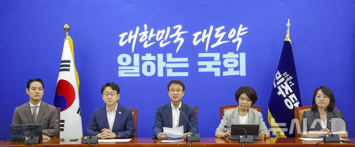 [서울=뉴시스] 정병혁 기자 = 한병도 더불어민주당 당대표 직무대행 겸 원내대표가 10일 서울 여의도 국회에서 열린 원내대책회의에서 발언하고 있다. 2026.08.10. jhope@newsis.com