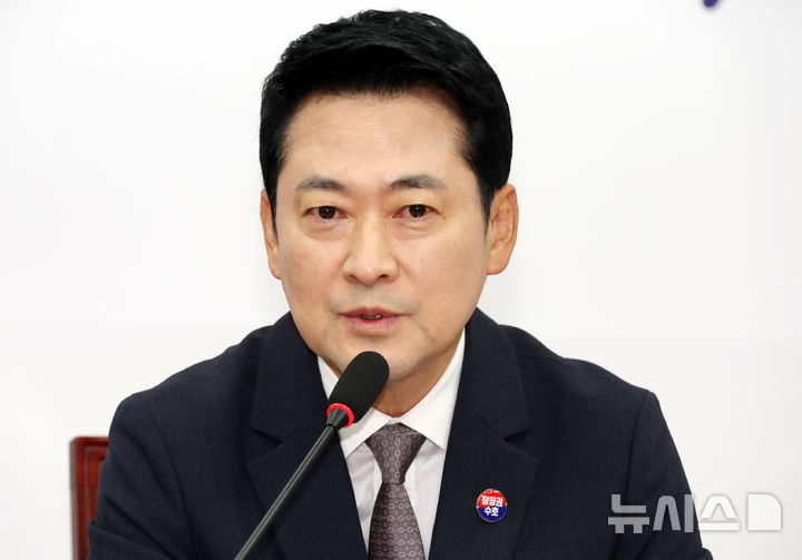 [서울=뉴시스] 최진석 기자 = 장동혁 국민의힘 대표가 10일 여의도 국회에서 열린 최고위원회의에서 발언하고 있다. 2026.08.10. myjs@newsis.com