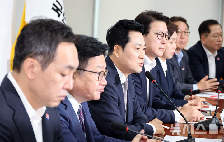[서울=뉴시스] 최진석 기자 = 정점식(오른쪽 세번째) 국민의힘 원내대표가 10일 여의도 국회에서 열린 최고위원회의에서 발언하고 있다. 2026.08.10. myjs@newsis.com
