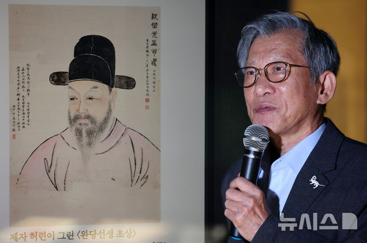 [서울=뉴시스] 조성우 기자 = 유홍준 국립중앙박물관장이 10일 서울 용산구 국립중앙박물관 서화실에서 열린 '추사 김정희와 그의 동반자' 전시설명회에서 작품 설명을 하고 있다. (다중촬영) 2026.08.10. xconfind@newsis.com