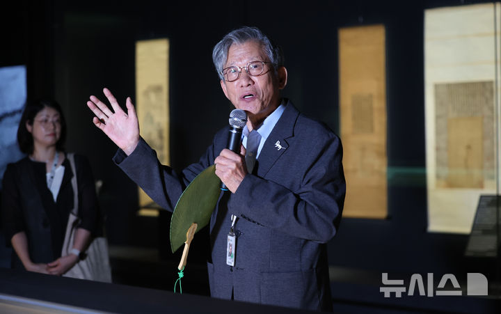 [서울=뉴시스] 조성우 기자 = 유홍준 국립중앙박물관장이 10일 서울 용산구 국립중앙박물관 서화실에서 열린 '추사 김정희와 그의 동반자' 전시설명회에서 작품 설명을 하고 있다. 2026.08.10. xconfind@newsis.com