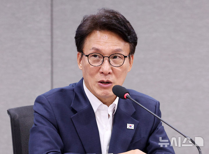 [서울=뉴시스] 고범준 기자 = 김민석 더불어민주당 당대표 후보가 10일 서울 여의도 국회 의원회관에서 열린 경기도 기초·광역 전현직 여성의원 간담회에서 발언하고 있다. 2026.08.10. bjko@newsis.com