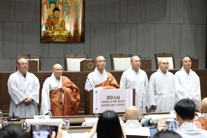 [서울=뉴시스] 박진희 기자 = 경우(전 선운사 주지) 스님이 10일 서울 종로구 한국불교역사문화기념관에서 대한불교조계종 제38대 총무원장 출마 기자회견을 하고 있다. 이날 자리에는 정념스님, 공감과 미래 보인스님, 선거대책위원장 범해스님, 선거총괄본부장 자공스님, 공감과 미래 탄원스님 등과 신도들이 참석했다. 2026.08.10. pak7130@newsis.com