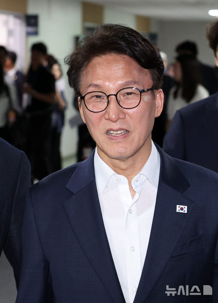 [서울=뉴시스] 고범준 기자 = 김민석 더불어민주당 당대표 후보가 10일 서울 여의도 국회 의원회관에서 열린 경기도 기초·광역 전현직 여성의원 간담회에 참석하고 있다. 2026.08.10. bjko@newsis.com