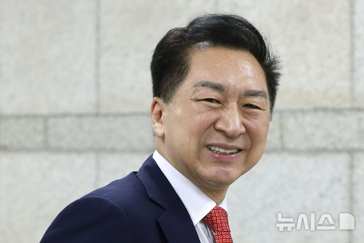 [서울=뉴시스] 최동준 기자 = 김건희 여사에게 가방을 선물한 혐의로 기소된 김기현 국민의힘 의원이 10일 서울 서초구 서울중앙지방법원에서 열린 공판에 출석하고 있다. 2026.08.10. photocdj@newsis.com