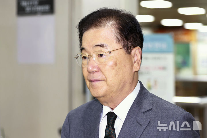 [서울=뉴시스] 최동준 기자 = '탈북어민 강제북송' 사건에 연루돼 1심에서 선고유예 판결을 받은 문재인 정부 외교·안보라인 인사들의 항소심 결론이 21일 나온다. 정의용 전 국가안보실장이 8월 10일 서울 서초구 서울중앙지방법원에서 열린 사드 군사비밀 누설 의혹 관련 공판에 출석하고 있는 모습. 2026.10.21. photocdj@newsis.com