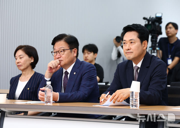 [서울=뉴시스] 김근수 기자 = 장동혁(오른쪽) 국민의힘 당 대표와 정점식 원내대표가 10일 오전 서울 여의도 국민의힘 당사에서 열린 여성·청년 당원교육 '2030 미래 의제 연구소' 개회식에서 참석해 있다. 2026.08.10. ks@newsis.com