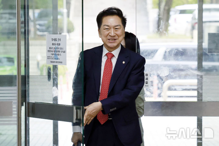 [서울=뉴시스] 최동준 기자 = 김건희 여사에게 가방을 선물한 혐의로 기소된 김기현 국민의힘 의원이 10일 서울 서초구 서울중앙지방법원에서 열린 공판에 출석하고 있다. 2026.08.10. photocdj@newsis.com