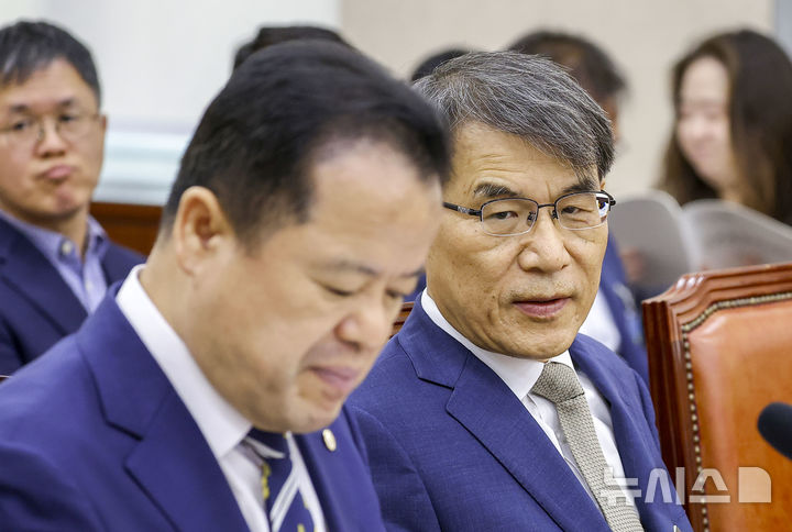 [서울=뉴시스] 정병혁 기자 = 노태악 전 중앙선거관리위원장과 위철환 중앙선관위원장 권한대행이 10일 서울 여의도 국회에서 열린 제9회전국동시지방선거투표용지부족사태등국민참정권침해진상규명및선거관리개혁을위한국정조사특별위원회 3차 청문회에서 대화를 나누고 있다. 2026.08.10. jhope@newsis.com