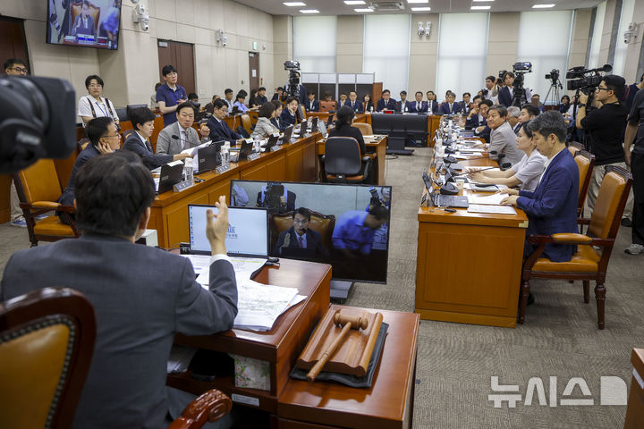 [서울=뉴시스] 정병혁 기자 = 10일 서울 여의도 국회에서 제9회전국동시지방선거투표용지부족사태등국민참정권침해진상규명및선거관리개혁을위한국정조사특별위원회 3차 청문회가 열리고 있다. 2026.08.10. jhope@newsis.com