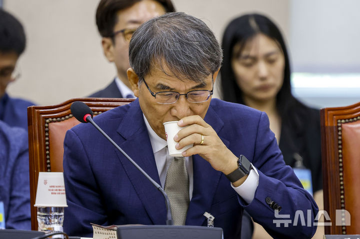 [서울=뉴시스] 정병혁 기자 = 중앙선거관리위원회(중앙선관위)의 방만 운영 실태를 들여다보는 합동수사본부(본부장 김태훈 서울중앙지검 3차장)가 노태악 전 중앙선관위원장의 '외유성 출장' 의혹 관련 "해외 출장지는 위원장이 결정한다"는 진술을 확보했다. 사진은 노 전 위원장. 2026.08.14. jhope@newsis.com