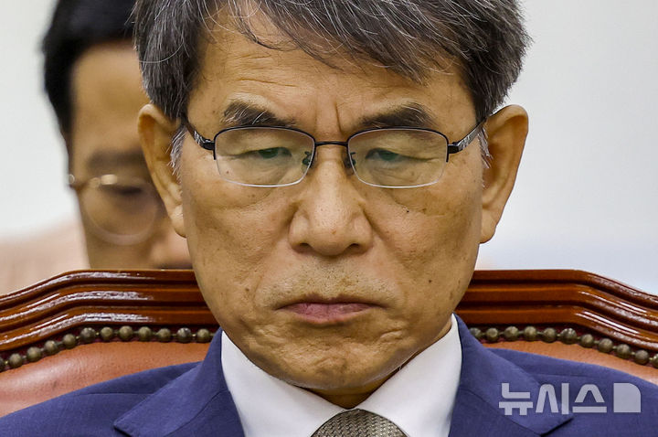 [서울=뉴시스] 정병혁 기자 = 선관위 특검팀은 21일 오전 8시10분께 업무상 횡령, 허위공문서작성·행사 혐의로 노 전 위원장의 자택을 압수수색해 휴대전화 등을 확보했다고 밝혔다. 2026.10.21 jhope@newsis.com
