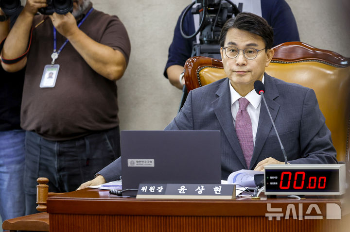 [서울=뉴시스] 정병혁 기자 = 윤상현 국조특위 위원장이 10일 서울 여의도 국회에서 열린 제9회전국동시지방선거투표용지부족사태등국민참정권침해진상규명및선거관리개혁을위한국정조사특별위원회 3차 청문회에서 의사봉을 두드리고 있다. 2026.08.10. jhope@newsis.com