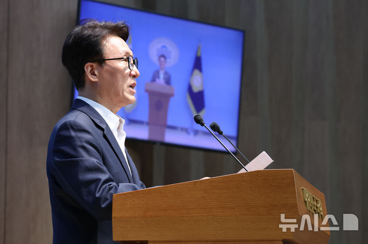 [서울=뉴시스] 김근수 기자 = 김민석 더불어민주당 당대표 후보가 10일 오전 서울 여의도 국회 소통관에서 호남대한 3대 메가프로젝트 1순위 추진 및 서울, 강릉 재보선 승리 공약 기자회견을 하고 있다. 2026.08.10. ks@newsis.com