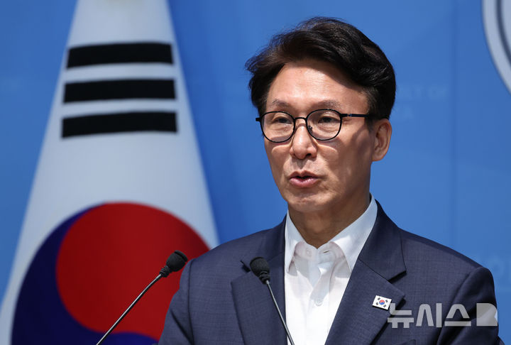 [서울=뉴시스] 김근수 기자 = 김민석 더불어민주당 당대표 후보가 10일 오전 서울 여의도 국회 소통관에서 호남대한 3대 메가프로젝트 1순위 추진 및 서울, 강릉 재보선 승리 공약 기자회견을 하고 있다. 2026.08.10. ks@newsis.com