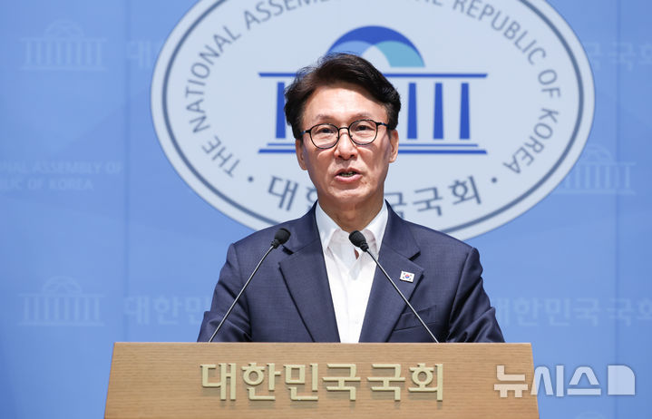 [서울=뉴시스] 김근수 기자 = 김민석 더불어민주당 당대표 후보가 10일 오전 서울 여의도 국회 소통관에서 호남대한 3대 메가프로젝트 1순위 추진 및 서울, 강릉 재보선 승리 공약 기자회견을 하고 있다. 2026.08.10. ks@newsis.com
