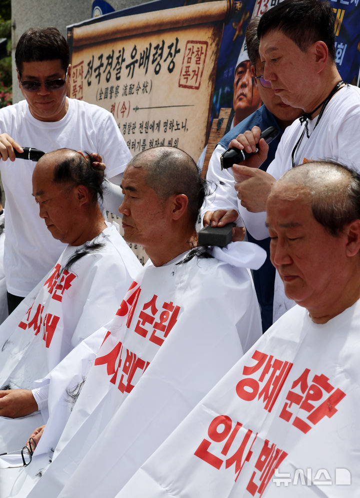 [서울=뉴시스] 조성우 기자 = 전국경찰직장협의회 강제순환인사반대투쟁위원회 경찰관들이 10일 오후 서울 서대문구 경찰청 앞에서 순환인사 반대 삭발을 하고 있다. 2026.08.10. xconfind@newsis.com