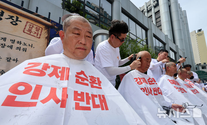 [서울=뉴시스] 조성우 기자 = 전국경찰직장협의회 강제순환인사반대투쟁위원회 경찰관들이 10일 오후 서울 서대문구 경찰청 앞에서 순환인사 반대 삭발을 하고 있다. 2026.08.10. xconfind@newsis.com