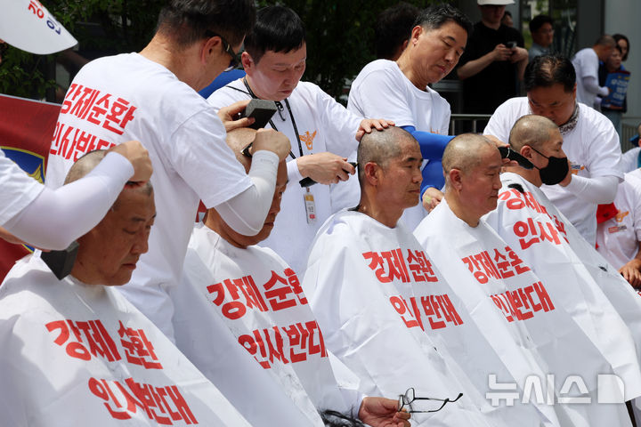 [서울=뉴시스] 조성우 기자 = 전국경찰직장협의회 강제순환인사반대투쟁위원회 경찰관들이 10일 오후 서울 서대문구 경찰청 앞에서 순환인사 반대 삭발을 하고 있다. 2026.08.10. xconfind@newsis.com