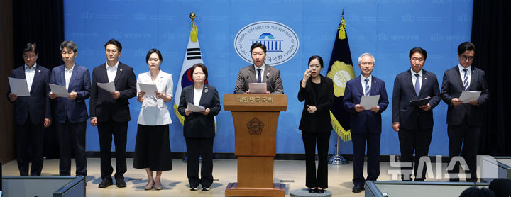 [서울=뉴시스] 고범준 기자 = 윤건영(왼쪽 두번째) 국조특위 더불어민주당 간사와 민주당 및 조국혁신당 위원들이 10일 서울 여의도 국회 소통관에서 송파 투표함 현장 검증을 촉구하는 기자회견을 하고 있다. 2026.08.10. bjko@newsis.com