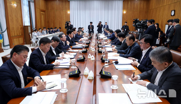 [서울=뉴시스] 조성봉 기자 = 이재명 대통령이 10일 청와대에서 열린 메가프로젝트 2차 민관합동 점검회의에서 발언하고 있다. 2026.08.10. suncho21@newsis.com