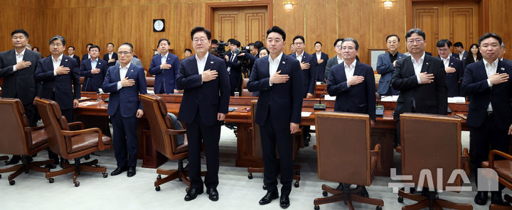[서울=뉴시스] 조성봉 기자 = 이재명 대통령이 10일 청와대에서 열린 메가프로젝트 2차 민관합동 점검회의에서 국민의례를 하고 있다. 2026.08.10. suncho21@newsis.com