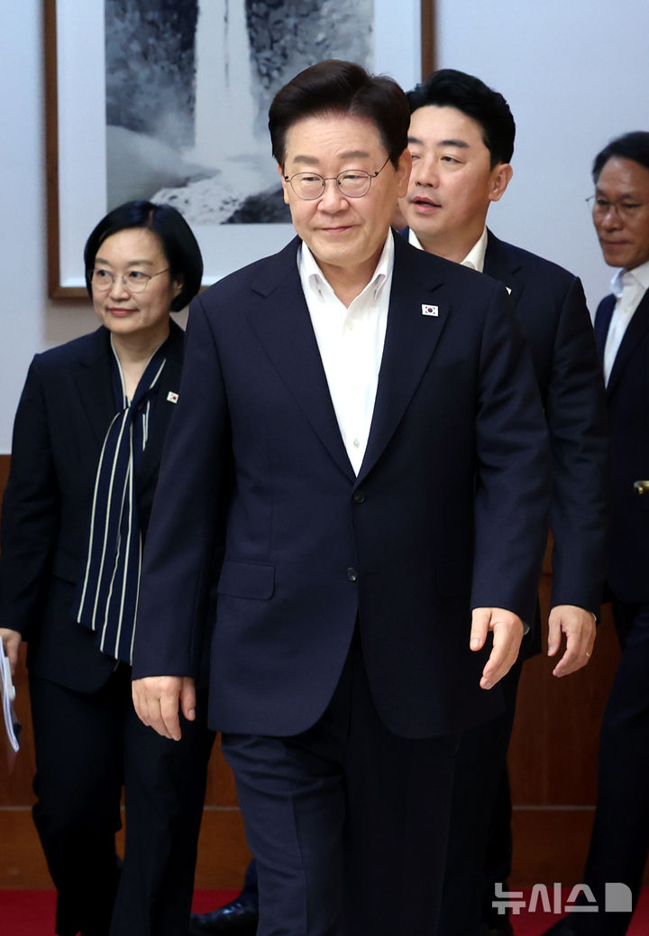 [서울=뉴시스] 조성봉 기자 = 이재명 대통령이 10일 청와대에서 열린 메가프로젝트 2차 민관합동 점검회의에 입장하고 있다. 2026.08.10. suncho21@newsis.com