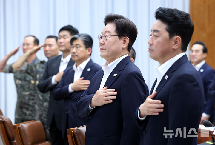 [서울=뉴시스] 조성봉 기자 = 이재명 대통령이 10일 청와대에서 열린 메가프로젝트 2차 민관합동 점검회의에서 국민의례를 하고 있다. 2026.08.10. suncho21@newsis.com