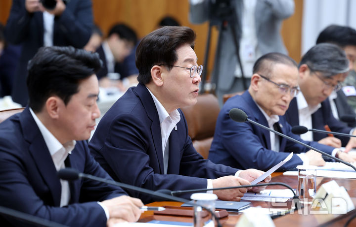 [서울=뉴시스] 조성봉 기자 = 이재명 대통령이 10일 청와대에서 열린 메가프로젝트 2차 민관합동 점검회의에서 발언하고 있다. 2026.08.10. suncho21@newsis.com