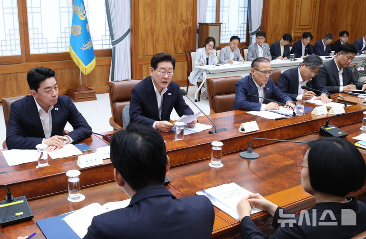 [서울=뉴시스] 조성봉 기자 = 이재명 대통령이 10일 청와대에서 열린 메가프로젝트 2차 민관합동 점검회의에서 발언하고 있다. 2026.08.10. suncho21@newsis.com