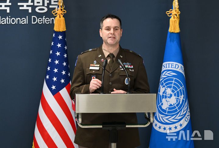 [서울=뉴시스] 사진공동취재단 = 라이언 도날드 주한미군사 공보실장이 10일 서울 용산구 국방부 브리핑룸에서 '2026 UFS연습 한미 공동브리핑'을 하고 있다. 2026.08.10. photo@newsis.com