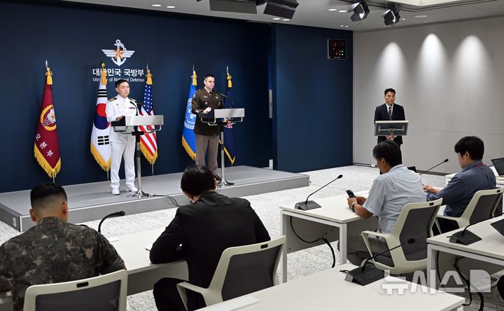 [서울=뉴시스] 사진공동취재단 = 장도영 합동참모본부 공보실장과 라이언 도날드 주한미군사 공보실장이 10일 서울 용산구 국방부 브리핑룸에서 '2026 UFS연습 한미 공동브리핑'을 하고 있다. 2026.08.10. photo@newsis.com