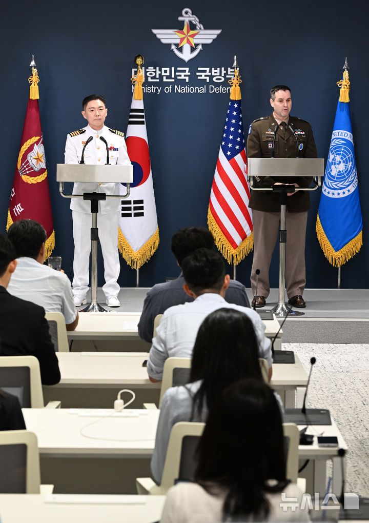 [서울=뉴시스] 사진공동취재단 = 장도영 합동참모본부 공보실장과 라이언 도날드 주한미군사 공보실장이 10일 서울 용산구 국방부 브리핑룸에서 '2026 UFS연습 한미 공동브리핑'을 하고 있다. 2026.08.10. photo@newsis.com