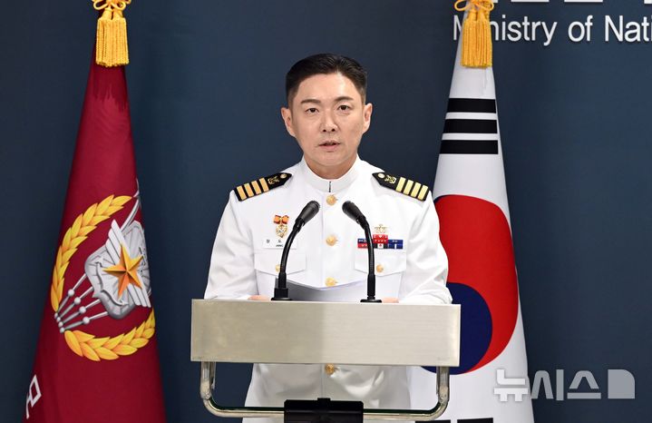 [서울=뉴시스] 사진공동취재단 = 장도영 합동참모본부 공보실장이 10일 서울 용산구 국방부 브리핑룸에서 '2026 UFS연습 한미 공동브리핑'을 하고 있다. 2026.08.10. photo@newsis.com