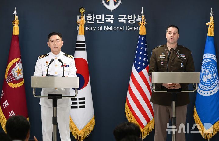 [서울=뉴시스] 사진공동취재단 = 장도영 합동참모본부 공보실장과 라이언 도날드 주한미군사 공보실장이 10일 서울 용산구 국방부 브리핑룸에서 '2026 UFS연습 한미 공동브리핑'을 하고 있다. 2026.08.10. photo@newsis.com