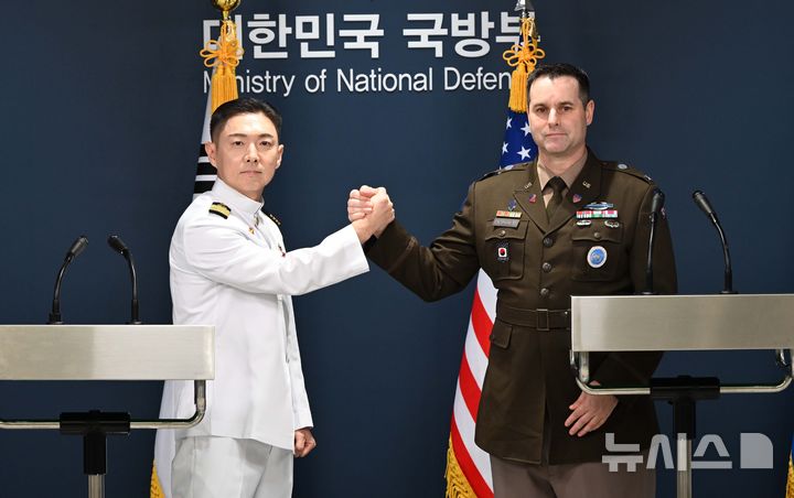[서울=뉴시스] 사진공동취재단 = 장도영 합동참모본부 공보실장과 라이언 도날드 주한미군사 공보실장이 10일 서울 용산구 국방부 브리핑룸에서 열린 '2026 UFS연습 한미 공동브리핑'에서 악수하고 있다. 2026.08.10. photo@newsis.com