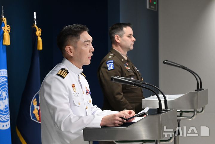 [서울=뉴시스] 사진공동취재단 = 장도영 합동참모본부 공보실장과 라이언 도날드 주한미군사 공보실장이 10일 서울 용산구 국방부 브리핑룸에서 '2026 UFS연습 한미 공동브리핑'을 하고 있다. 2026.08.10. photo@newsis.com