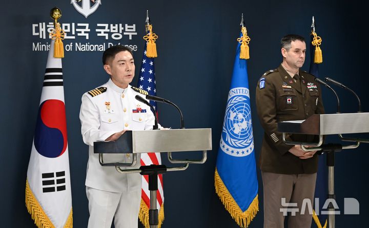[서울=뉴시스] 사진공동취재단 = 장도영 합동참모본부 공보실장과 라이언 도날드 주한미군사 공보실장이 지난 8월10일 서울 용산구 국방부 브리핑룸에서 '2026 UFS연습 한미 공동브리핑'을 하고 있다. 이 훈련은 도널드 트럼프 미 대통령의 지시로 규모가 대폭 축소된채 진행됐다.2026.10.28. photo@newsis.com